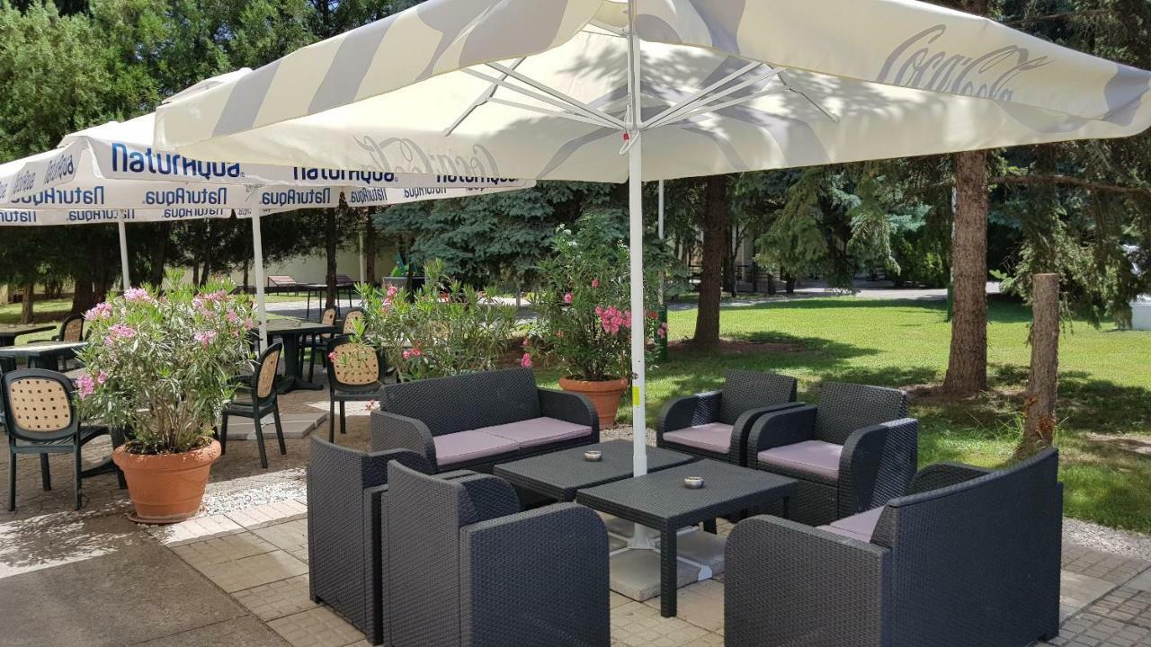Hotel Amigo Zamárdi Buitenkant foto