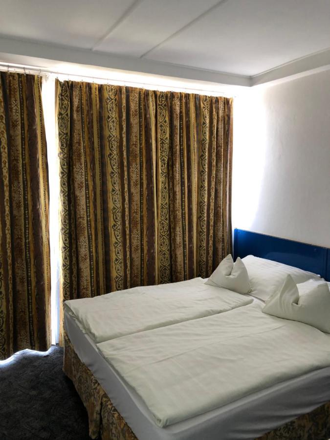 Hotel Amigo Zamárdi Buitenkant foto